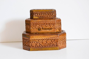 Tradebyd table de chevet en bois massif sculpté exquis meubles faits à la main pour intérieurs de chambre de luxe - Product Image 2