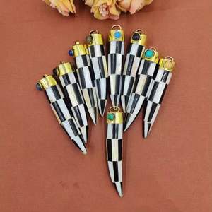 Pendentif artisanal en corne de buffle indienne écologique avec travail en laiton de qualité supérieure, motif amour - Product Image 4