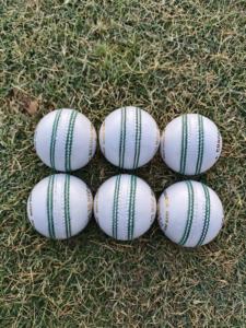 Balle de cricket en cuir blanc 4 pièces OEM logo personnalisé Vente en gros de qualité supérieure - Product Image 2