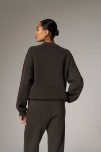 Dernier sweat-shirt ras du cou pour femmes avec logo personnalisé Sweats à capuche d'entraînement marron avec détail de couture longue Design classique d'hiver blanchi - Product Image 2