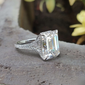 Brillante anillo de compromiso de boda de diamante de moissanita de corte esmeralda de 11 quilates en oro blanco de 10 quilates para mujer - Product Image 3