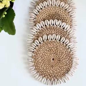 Juego de posavasos de ratán de diseño moderno que ofrece artesanía superior y patrones únicos para la presentación de la mesa de comedor - Product Image 1