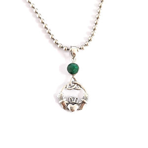 Pendentif artisanal en agate émeraude de 2,5 grammes avec serti clos, breloque religieuse dorée avec pierre principale en cristal pour chrétiens - Product Image 1