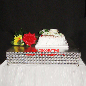 Support à gâteau en métal de finition dorée de la meilleure qualité ultime forme carrée design suspendu en cristal pour la décoration d'outils de gâteau élevés - Product Image 3