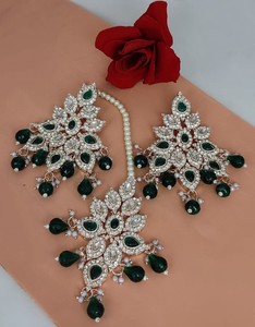 ชุดต่างหูระย้าพร้อมต่างหูมุกเทียมสำหรับผู้หญิงและเด็กผู้หญิงดีไซน์ใหม่ล่าสุดของอินเดีย - Product Image 1