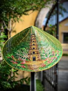 Le chapeau conique asiatique multicolore traditionnel le plus apprécié de Blue Lotus Farm, y compris le bambou et les feuilles de palmier - Product Image 2