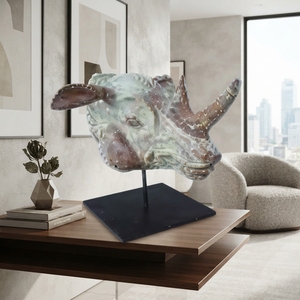 Sculpture de tête de rhinocéros en bois artisanal, sculptée en teck rustique, avec base en métal, pour décoration de table. - Product Image 5