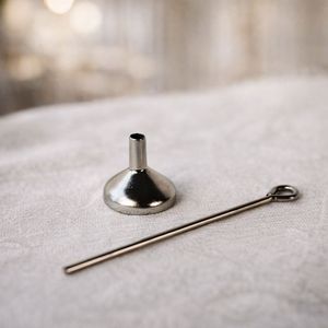Embudo pequeño de acero inoxidable para un llenado preciso sin derrames, diseño compacto, ideal para botellas, aceites, café y uso en la cocina - Product Image 3