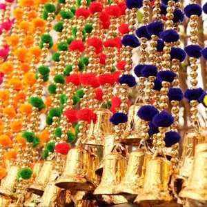 Guirlande de pompons en PVC fait à la main avec cloche Décoration murale de Noël d'intérieur de taille personnalisée pour les fêtes de mariage et autres événements - Product Image 1