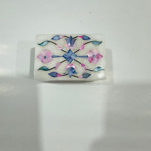 Boîte carrée élégante en marbre incrusté de motifs floraux blancs, roses et bleus, une touche de classe pour le rangement des bijoux - Product Image 1