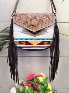 Couverture de selle aztèque à franges usinée à la main à motif occidental Sac à main Jacquard couleur rose Sacs bohèmes Sacs élégants pour femmes - Product Image 4