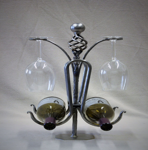 Hombre de hierro único que empuja un carrito de vino. Arte artesanal industrial para mesa. Disponible a precios de mayoreo. - Product Image 2