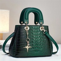 Sac à main de luxe noir structuré en similicuir croco, élégant sac fourre-tout à poignée supérieure avec breloque métallique pour femme, idéal pour les soirées