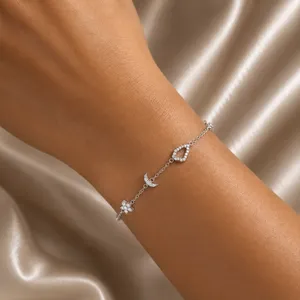 Pulsera con Dijes de Estrella, Luna y Perla Cristiana, Regalo - Product Image 3