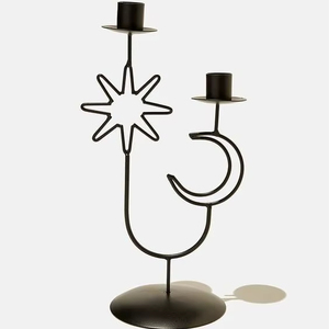 Bougeoir décoratif en métal moderne avec détails artistiques adaptés aux intérieurs contemporains de salle à manger et de salon - Product Image 1