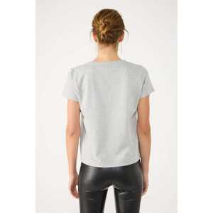 Camiseta Básica Brillante con Cuello en V - Product Image 5