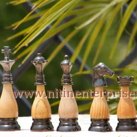 Combinaison métal et bois de haute qualité élégante série romaine pièces d'échecs en laiton jeux de société d'échecs avec boîte d'échecs élégante