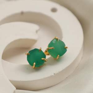Juego de pendientes de Punta chapados en oro de piedra de ónix verde crudo de 8-10mm, joyería minimalista delicada de piedra de nacimiento hecha a mano para mujer - Product Image 1