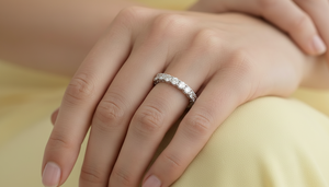 Anillo de Oro de 14K con Media Eternidad de Diamantes Redondos Brillantes Clásicos para Mujer - Product Image 5