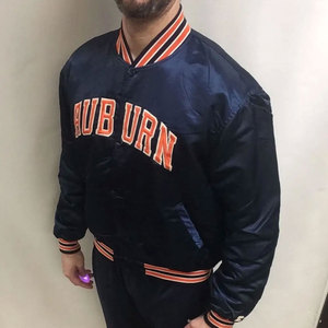Veste en toile décontractée d'inspiration universitaire avec doublure en satin lisse, écologique, style streetwear d'hiver - Product Image 3