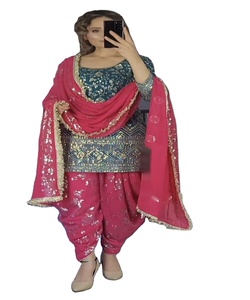 Caftanes de playa para mujeres: Sumérjase en el verano con elegantes caftanes de playa, ideales para tiendas y boutiques de ropa de mujer - Product Image 1