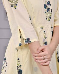 Ensemble de robe en coton imprimé floral jaune Saanvi pour femmes, confortable à porter au quotidien - Product Image 3