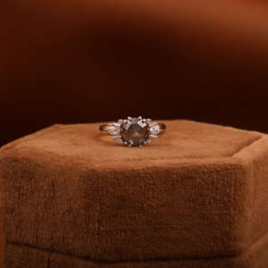 Anillo de compromiso clásico con diamantes de corte almohada de 1.20 TCW, diamantes de corte sal y pimienta, y diamantes en racimo de corte pera y baguette, certificado IGI - Product Image 5