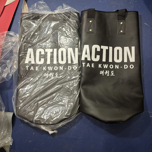 Sac de frappe Muay Thai MMA avec sangle, matériaux robustes en nylon/PVC/PU - Product Image 1