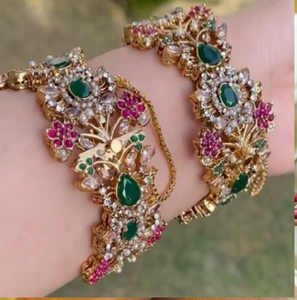 Bracelets en laiton antique avec des motifs complexes en perles et en pierres. Parfait pour les mariages. Disponible à prix de gros. - Product Image 2