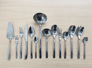 Ensemble de couverts en acier inoxydable martelé moderne et unique, cuillères et fourchettes argentées pour les fêtes par Khanh Dang - Product Image 5