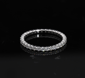 Banda Eternity de oro blanco de 14 quilates con diamantes redondos naturales en un elegante Ajuste de canal estilo Barra para un aspecto moderno y atemporal - Product Image 4