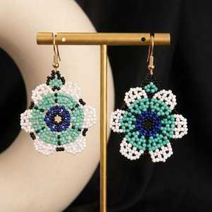 Boucles d'oreilles pendantes classiques en alliage de zinc et plastique, motif fleur et papillon, ornées de perles et de diamants, idéales pour les fêtes - Product Image 1