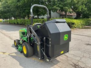 เครื่องตัดหญ้าแบบนั่งขับ John Deere X370 รุ่นเครื่องยนต์เบนซิน ใบมีดแบบโรตารี่ หมุนรอบตัวเองได้ รัศมีวงเลี้ยวศูนย์ ความกว้างการตัด 25 นิ้ว รับประกัน 3 ปี - Product Image 4