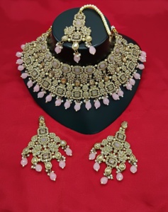 Bijoux de fête en pierres antiques Vêtements traditionnels Beau design Collier ras du cou lourd antique Ensemble Boucles d'oreilles Mangtika - Product Image 1