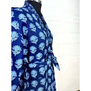 ชุดกิโมโนยาวแบบกลับด้านได้ Kantha Matelass สำหรับผู้หญิง สีดำมัสตาร์ด ลายดอกไม้ พิมพ์ลายดอกไม้พฤกษศาสตร์ ผ้าฝ้ายแท้ - Product Image 4