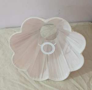 Abat-jour de chevet en tissu de lin imprimé en blocs Ikat plissé effet soie, léger, écologique, moderne, fait main de luxe - Product Image 6