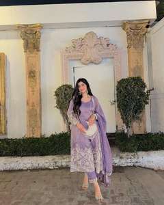 Traje hecho a mano listo para usar, hilo de diseñador pesado con vestido y pantalón bordados con borde de encaje, trabajo Dupatta, puntada completa - Product Image 4