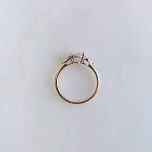 IG Certified 3,00 Quilates Forma ovalada Fancy Vivid Pink Color Lab Grown Diamond Anillo de Bodas de tres piedras en oro rosa de 14K - Product Image 2