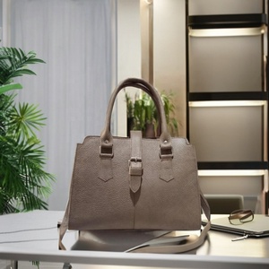 Bolsos de Hombro de Cuero Genuino Personalizados OEM para Mujer, Nueva Bolsa Deportiva para Mujer GHAZI LEATHER INDUSTRIES 30-40L Ecológica - Product Image 4