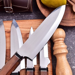 Ensemble de couteaux de chef professionnels faits à la main en acier inoxydable, lame Damas avec manche en bois, ensemble de couteaux de chef avec manche en bois et lame gravée - Product Image 5