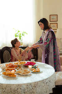 Robe longue Anarkali Lehenga Choli en mousseline de soie traditionnelle brodée avec des embellissements luxueux pour femmes, idéale pour les mariages et les fêtes - Product Image 6