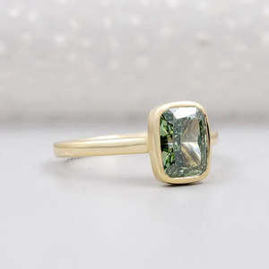 Bague de fiançailles pour femme en or jaune/blanc/rose ou platine, avec diamant de laboratoire taille coussin et sertissage vert fantaisie, certifié IGI - Product Image 2