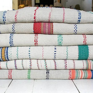 Edredones Kantha blancos hechos a mano vintage Mantas Kantha rellenas de algodón impresas - Product Image 1