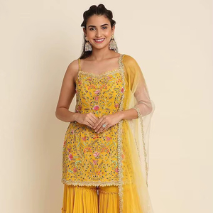 Winter Shalwar Kameez en georgette de renard lourd avec broderie multi-fils, Sarara et filet papillon Dupatta - Product Image 1