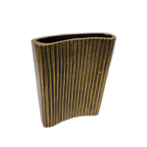 Design industriel Vase à fleurs en métal durable et élégant Vase de sol pour la décoration intérieure et les occasions de baptême - Product Image 6