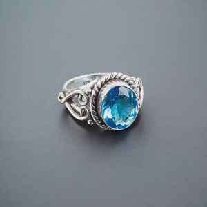 Bague en topaze bleue suisse, argent sterling fait à la main, pierre de naissance de décembre, bijoux élégants, cadeau pour femmes, design bohème - Product Image 1