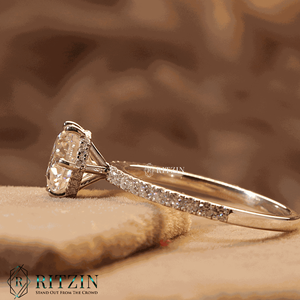 Anillo de compromiso con halo oculto de diamante cultivado en laboratorio de corte redondo y detalles en oro rosa con engaste de puntas para mujer - Product Image 1