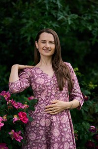 Robe Letta imprimée à la main, style bohème, à motifs floraux, longueur mi-mollet, à panneaux, mode éthique, violet beige rose - Product Image 4