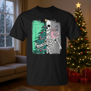 Camiseta promocional con diseño de árbol de Navidad, esqueleto y Papá Noel, estilo medio aterrador y medio alegre. - Product Image 3