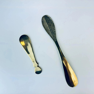 ฮอร์นรองเท้าจากนักออกแบบระดับพรีเมียมพร้อมด้วยลวดลายใบไม้ในแบบศิลปะที่จับทำจากโลหะและออกแบบตามหลักสรีรศาสตร์สำหรับสวมใส่ได้อย่างง่ายดายจากอินเดีย - Product Image 1